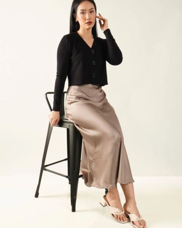 RYLENE SERENE Buttoned Up Cardigan | Cardigan Rajut Crop V-Neck Wanita