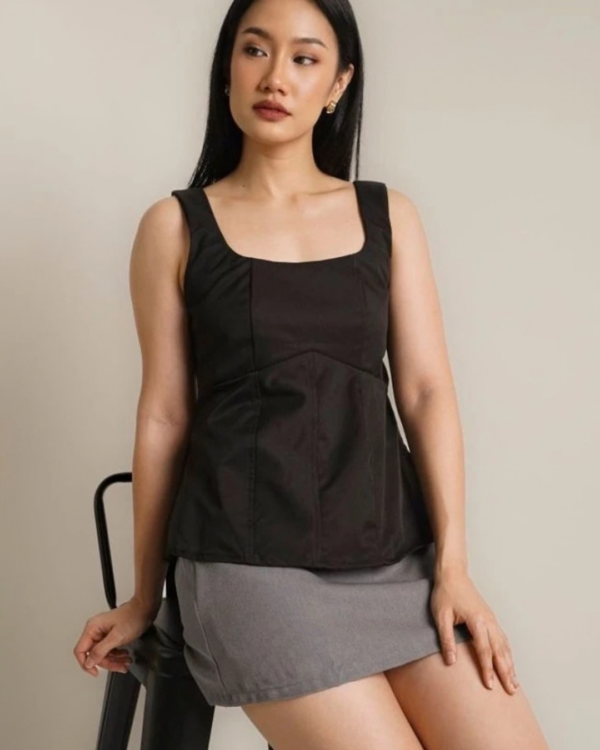RYLENE LUNA Square Neck Peplum Top – Atasan Wanita Peplum Tanpa Lengan Basic Elegan